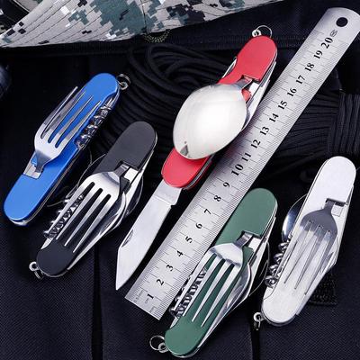 Tragbares Multifunktionales Camping Besteckset: Klappmesser, Gabel, Löffel und Flaschenöffner.