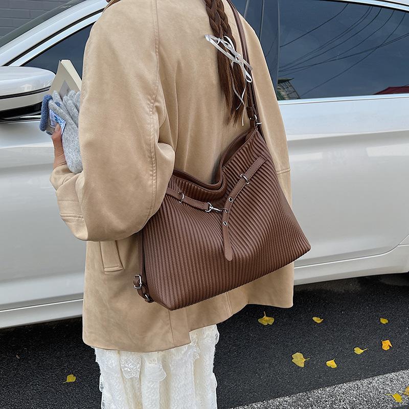 

Folded tote bag women s large capacity 2025 new autumn and winter niche shoulder messenger bag multi-functional backpack backpack темно-коричневого