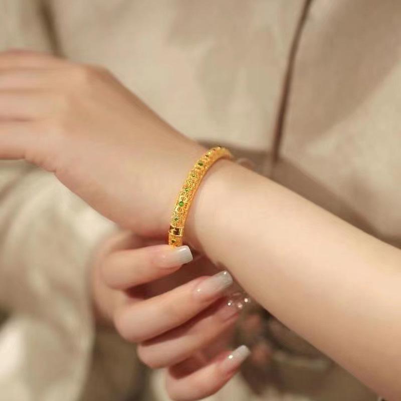 Utsökt Carven-design Antik guldhantverk etnisk stil armband för kvinnor Naturliga Hetian-jadearmband festcharm smycken