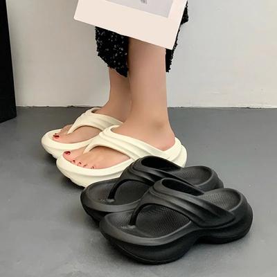 Tongs à plateforme souple tendance pour femmes Été Clip orteil Semelle épaisse Nuage Pantoufles Femme Légères Antidérapantes Tongs de bain