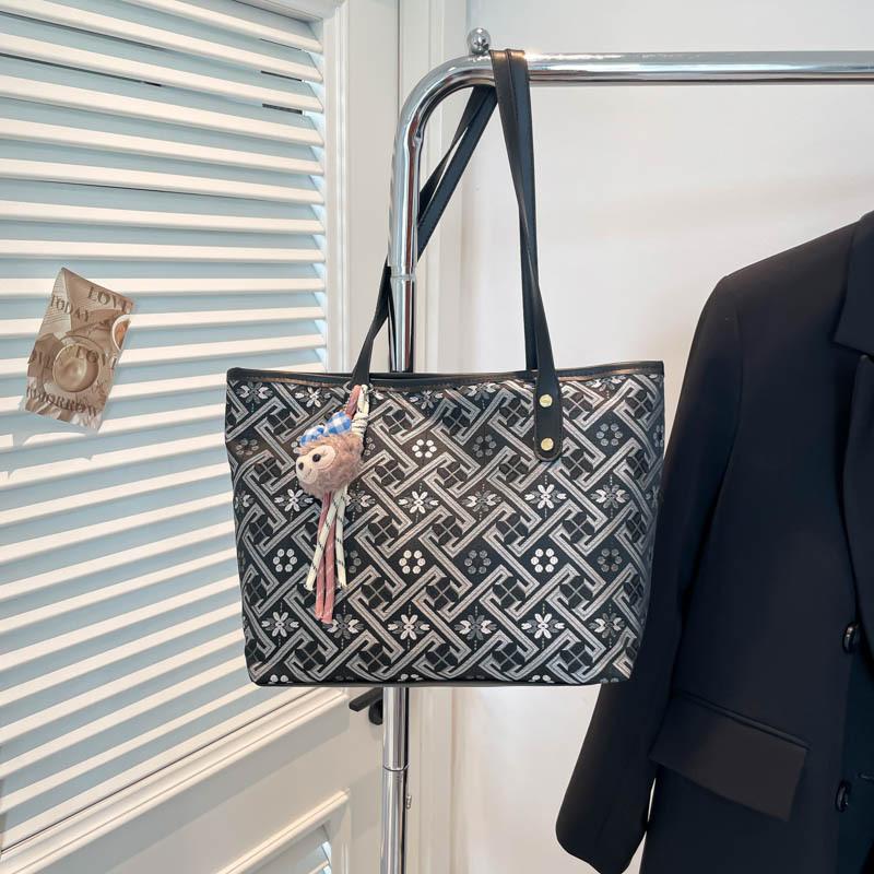 

Нишевая новая повседневная универсальная простая сумка-тоут женская личность для поездок на работу студенческая классная сумка через плечо No pendant чёрный