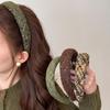 Small Fragrance Tweed Vintage Hairband with A Refined and Elegant Style, Featuring A High Crown Design.