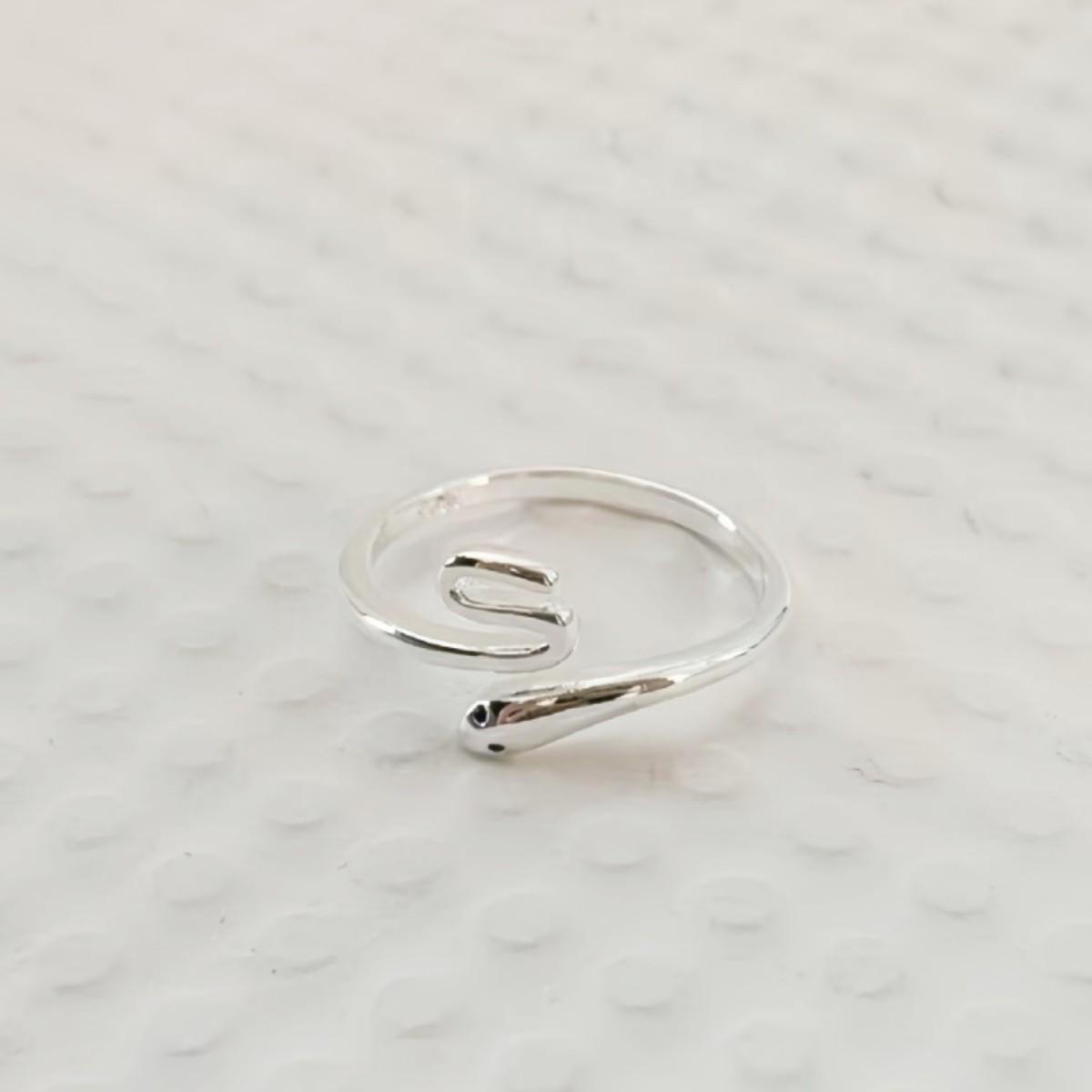 Women s Indifferent-Style Lively Snake Ring - Simple, Smooth, Coiled Design