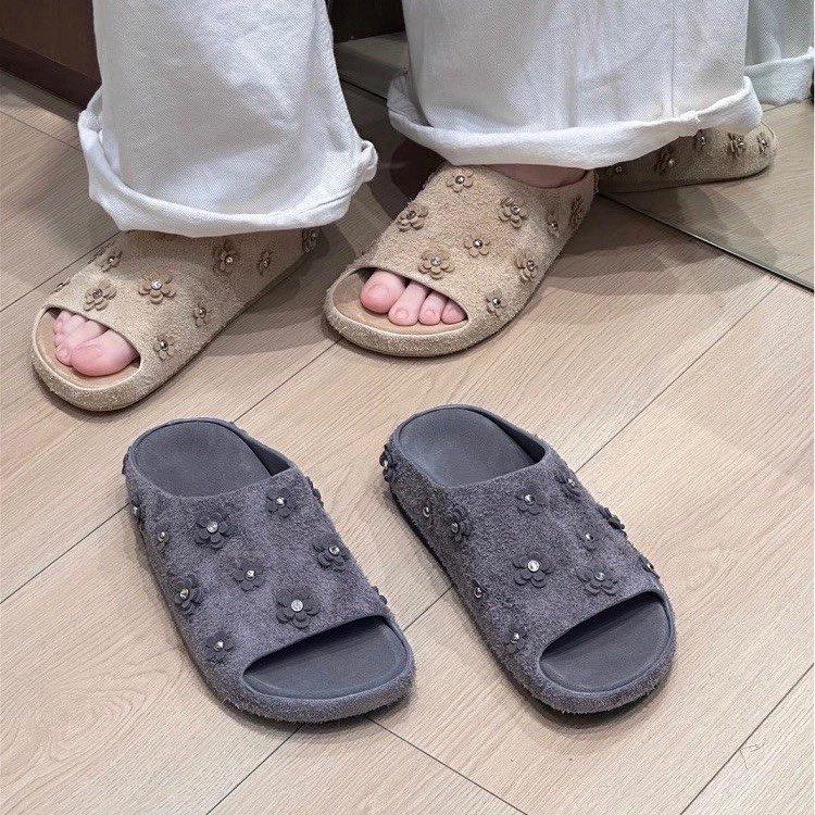 Retro round head willow nail fashion cool slippers women's 2025 new flower niche design comfortable thick bottom open toe word