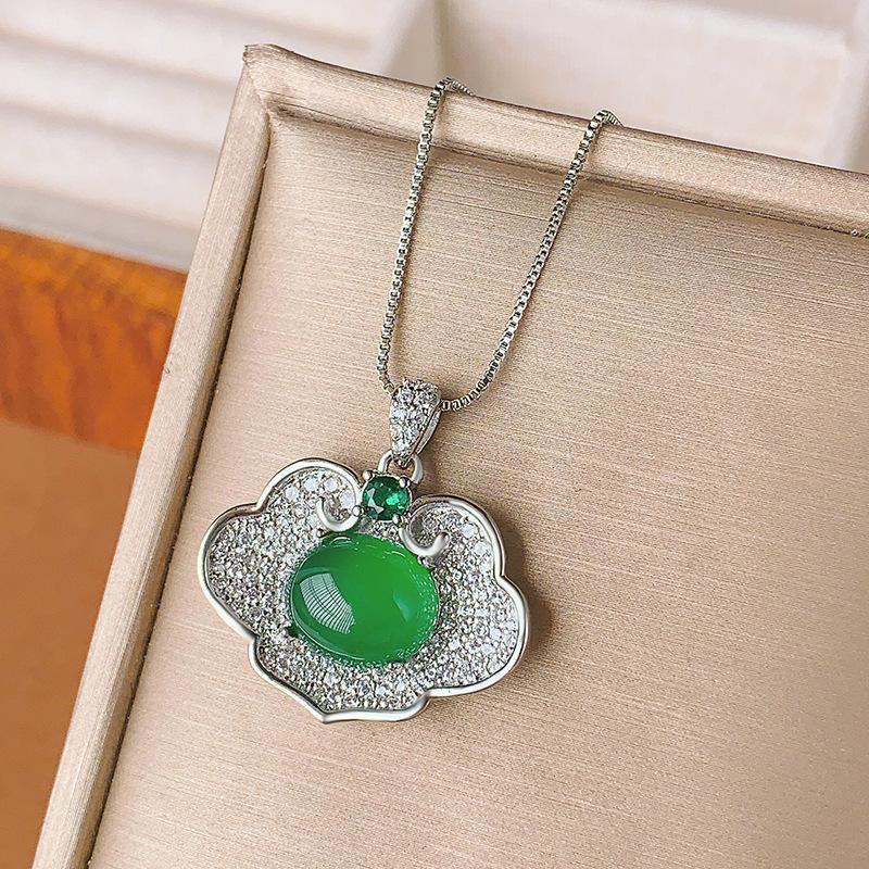 

Jewelry Copper Bottom Gold-Plated Ice Seed Fluorescent Simulation Corundum Chalcedony Wishful Pendant Necklace 10 * 12