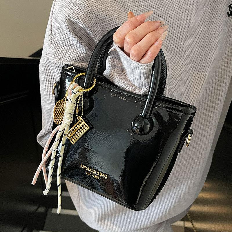 Spring and Summer Fashion New Creamy Simple Portable Bucket Bag Korean Version Casual Commuting Versatile High-end Messenger Bag