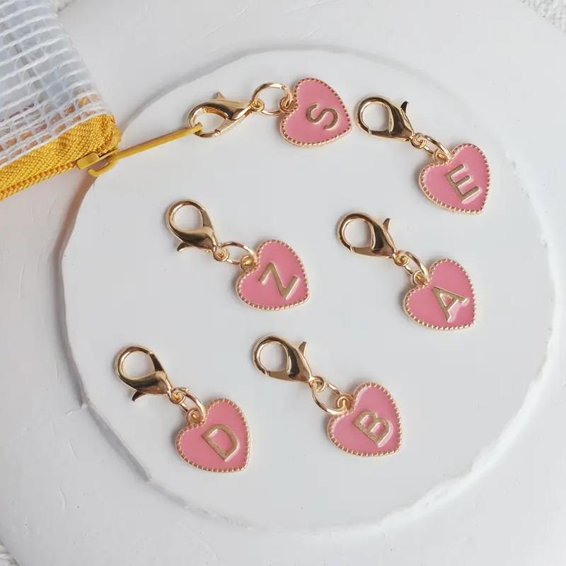 Gorąca sprzedaż 26 liter angielskich różowy dwustronny breloczek z brzoskwiniowym sercem w kształcie serca stopowy dodatek wisiorek