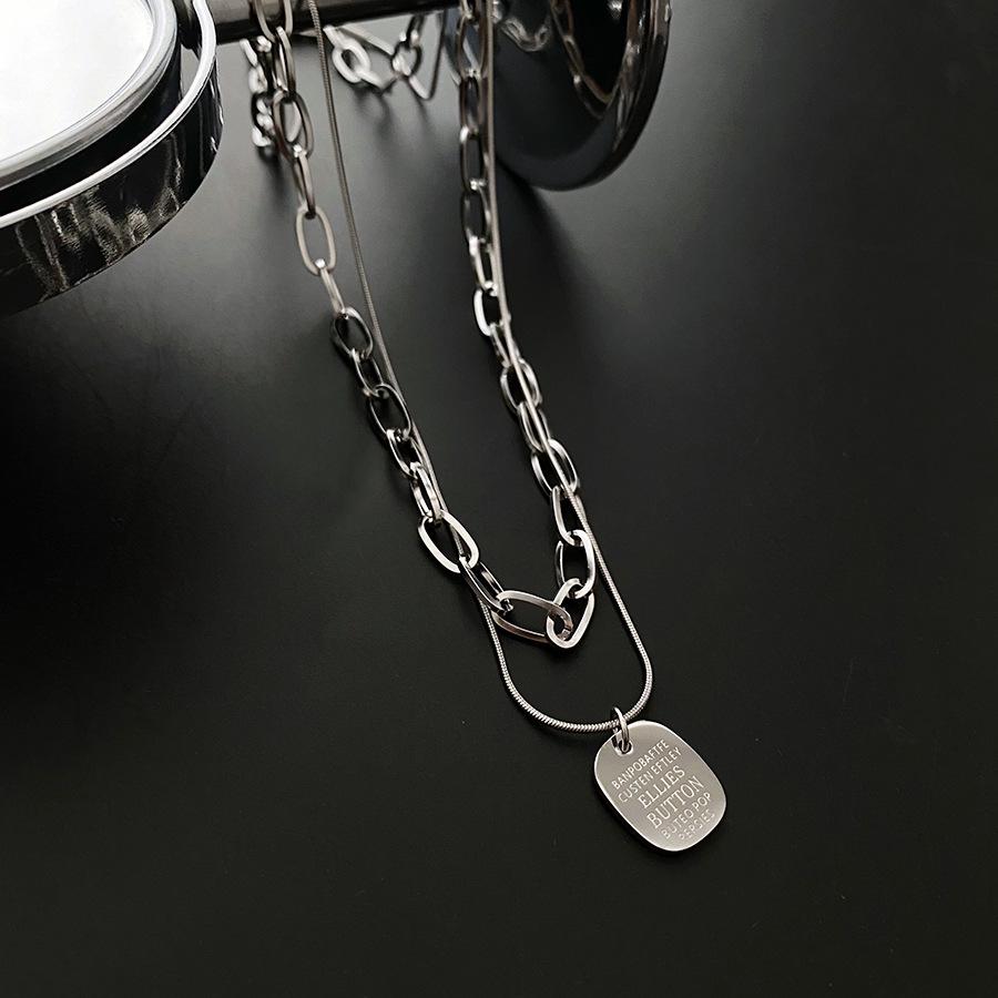 

Жіноче титанове намисто з подвійним квадратним кулоном