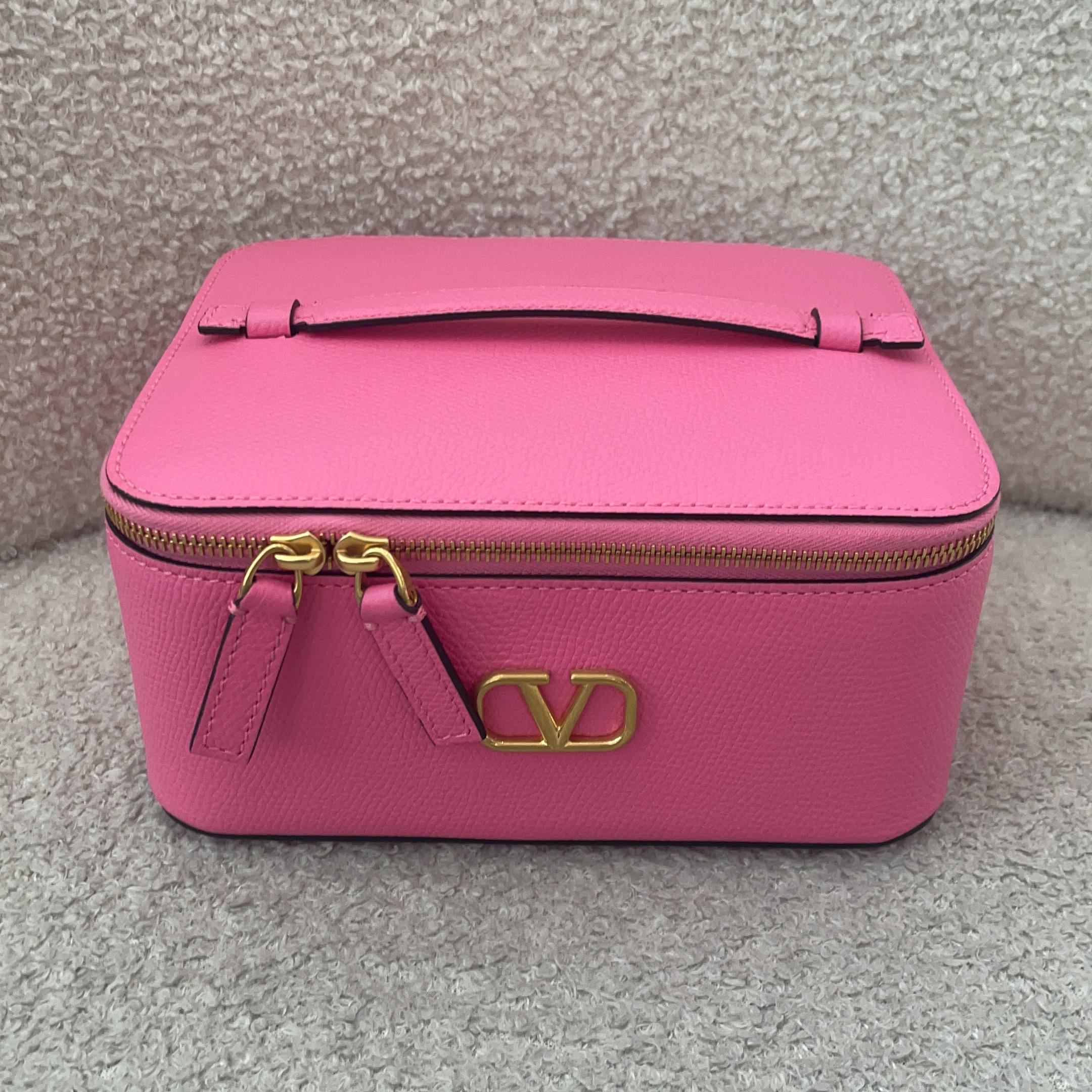 [Pre-Owned] Vlogo Signature Detachable Storage Bag Grain Calfskin Toiletry Bag Four-In-One Handbag Small - Unused #541M94 ONE SIZE
