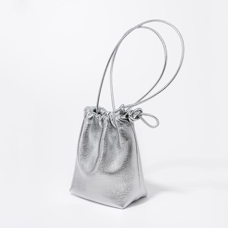 

Мини сумка-мешок из овчины, мягкая кожа с плиссированной кулиской, ручная сумка-ведро, новая серебристая кожаная сумка-мессенджер. серебряный