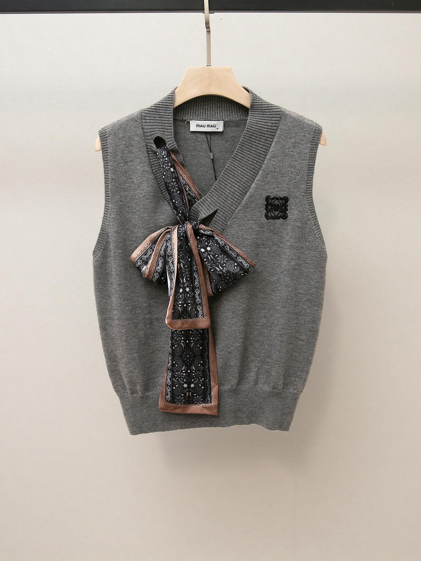 

Elegant Autumn French-Inspired Lace-Up Sleeveless Knitted Top for Women Large серый