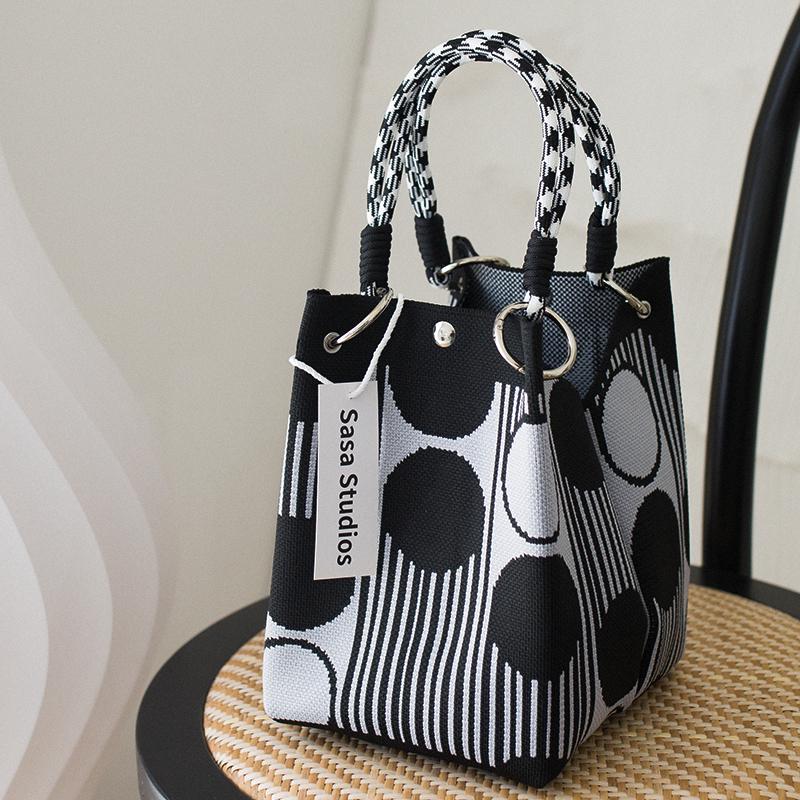 Stilvolle japanisch-koreanische Strickhandtasche: Große Tragetasche & Tragbare Pendel-Quadrat-Tasche