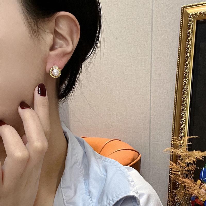 Natural freshwater pearl earrings s911 silver needle women's 11k gold injection niche design sense retro twist fritillary earrings