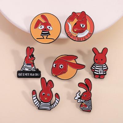 Humor Komödie Anime Filme Charakter Emaille Pins Cartoon Rotohriger Hase Brosche Rucksack Reversabzeichen Schmuck Geschenke für Freund