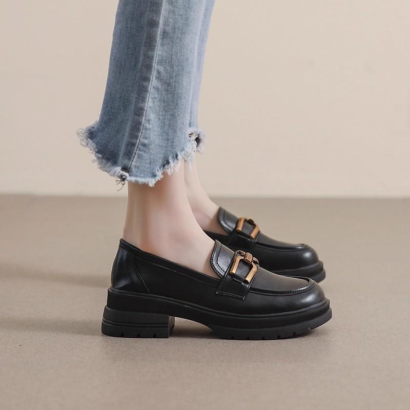 

Нишевые маленькие кожаные туфли в британском стиле женские весна 2025 новые повседневные универсальные лоферы на платформе с металлической пряжкой тренд 40 чёрный