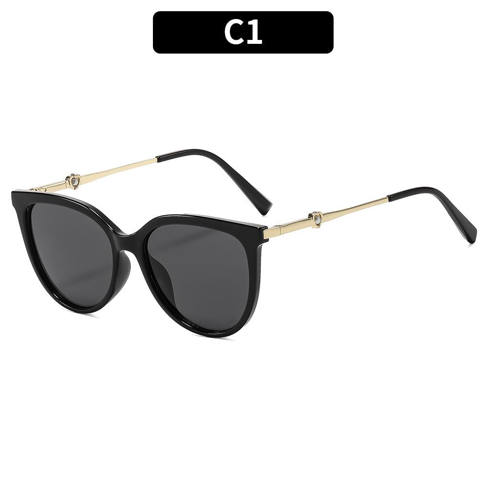 Oversized cat-eye heart-shaped glasses, retro street-style sunglasses, perfect for outdoor vacations and travel.