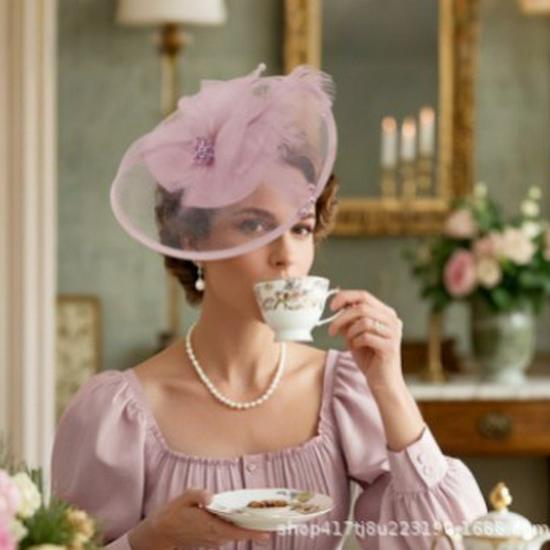 Sombrero de Malla con Plumas Vintage Británico: Elegante Tocado para Bodas y Fiestas