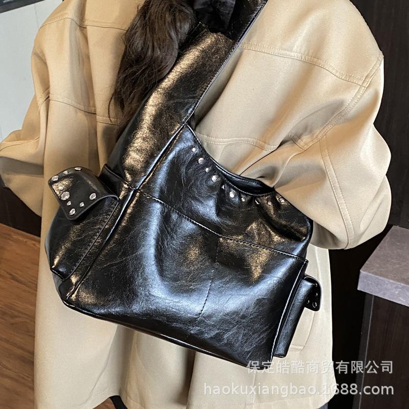 Retro bag women's large capacity 2025 new autumn and winter leisure shoulder underarm bag texture rivet commuter bucket bag
