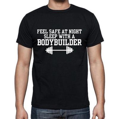 Fühl dich sicher in der Nacht Schlafe mit einem Bodybuilder Lustiges Starkes T-Shirt