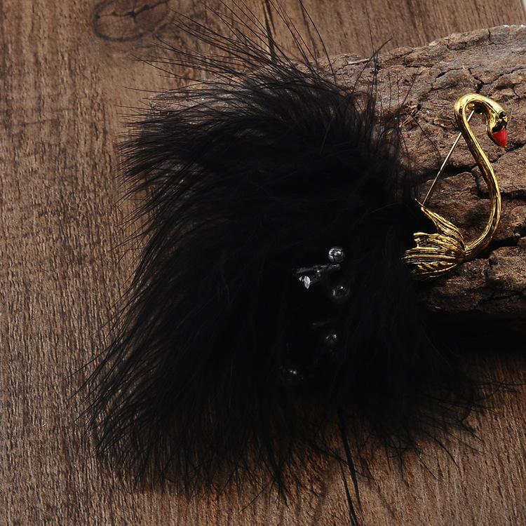 

Жіноча брошка Лебідь Біло-чорне перо страуса. Симпатичний шарф. Пряжка. Зимова жіноча брошка.