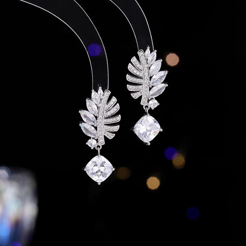 New Fashion Women's Designer Light Luxury Earrings Micro Set With Zircon Elegant And Versatile Leaf Earring Accessories