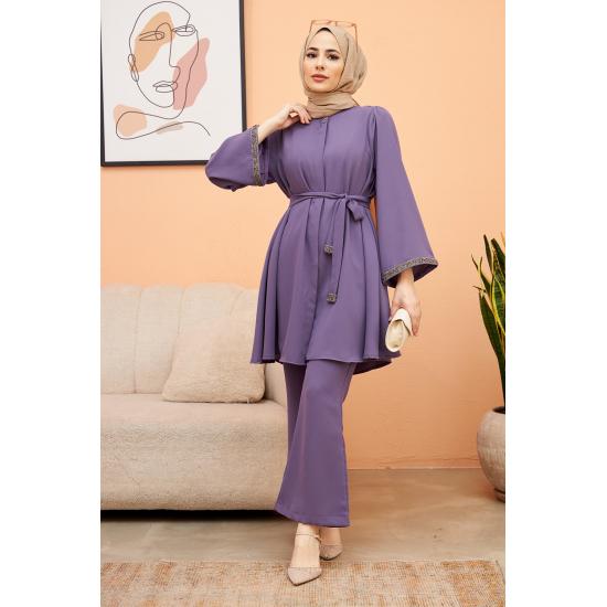 

Женский костюм-туника с расклешенными брюками и шнуровкой с принтом камней 44 розы красного