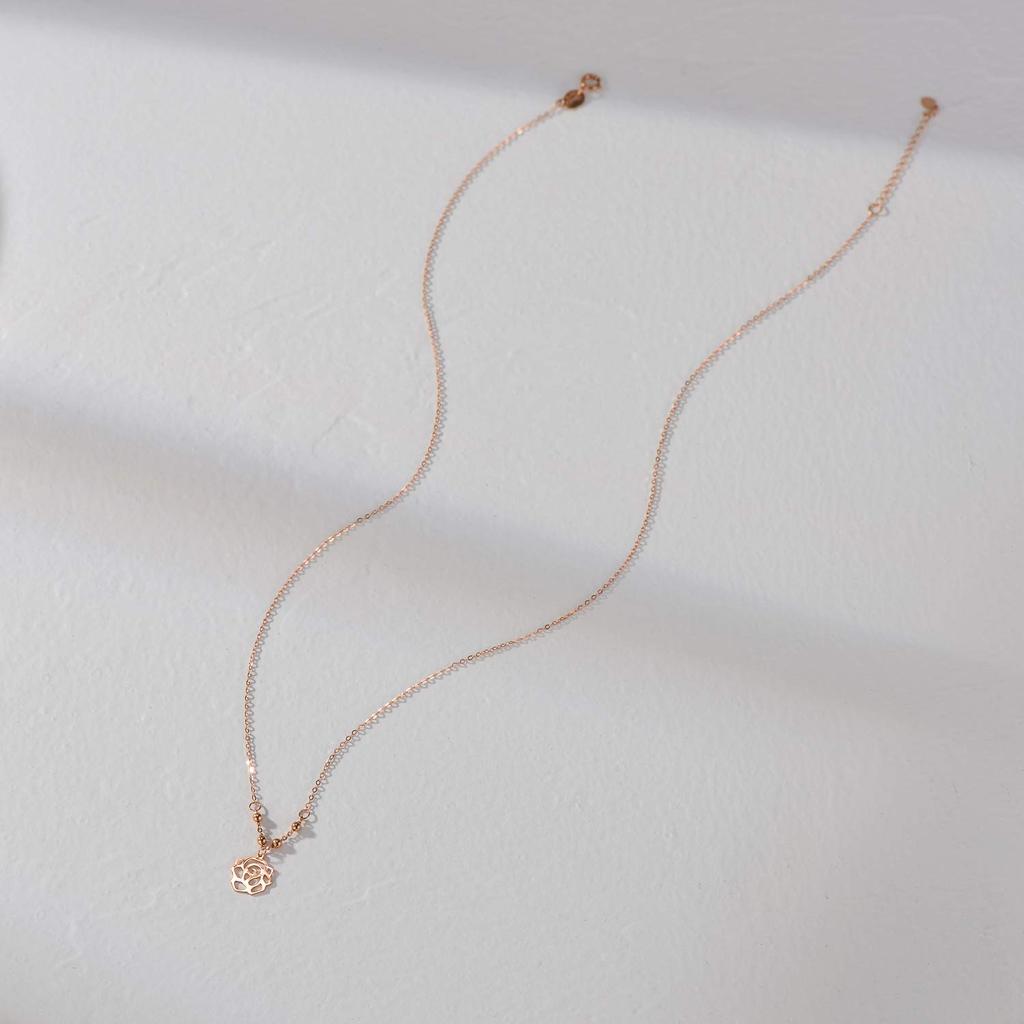 AOBOCO Náhrdelník s přívěskem růže z 18k růžového zlata Jednoduchý a oblíbený luxusní šperk Ideální jako dárek k narozeninám nebo ke svatbě Zlato. ženy. dar.