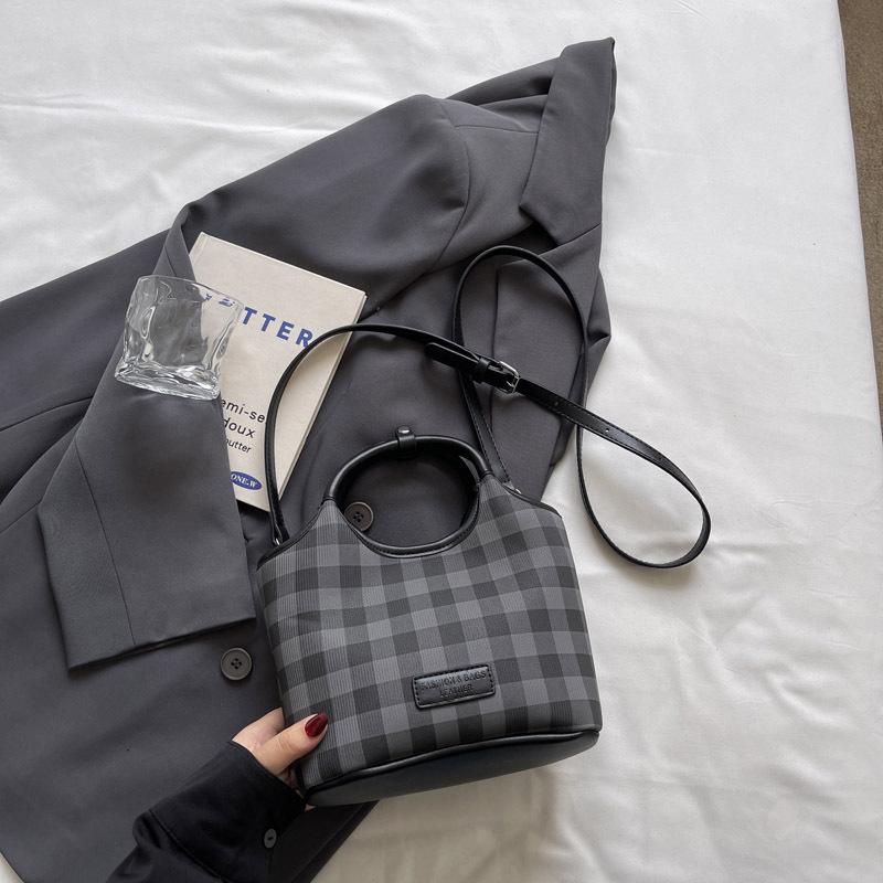 2025 New Fashion Versatile Shoulder Crossbody Bag Premium Underarm Temperament Plaid Hand Bag Bucket Bag