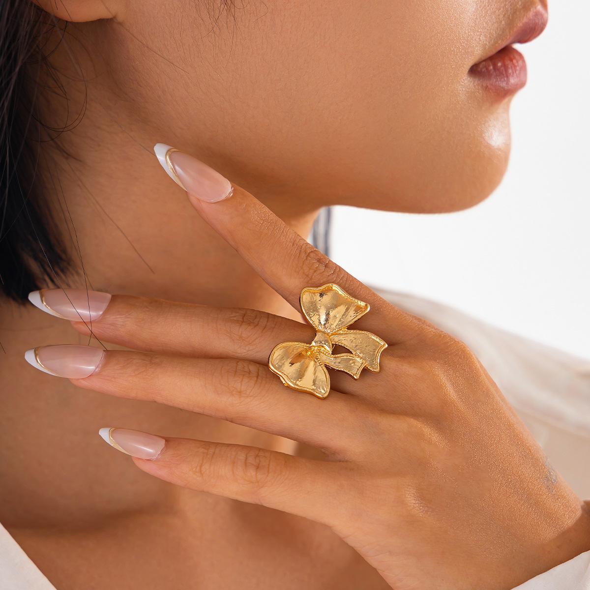 

Персонализированное и модное кольцо-молоток с широкими боками, нишевый дизайн, металлическое кольцо с открытой лавовой текстурой