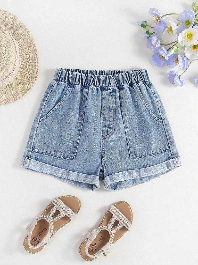 Girl jeans, a single pair of refreshing and trendy street style denim shorts with large pockets and rolled-up cuffs.