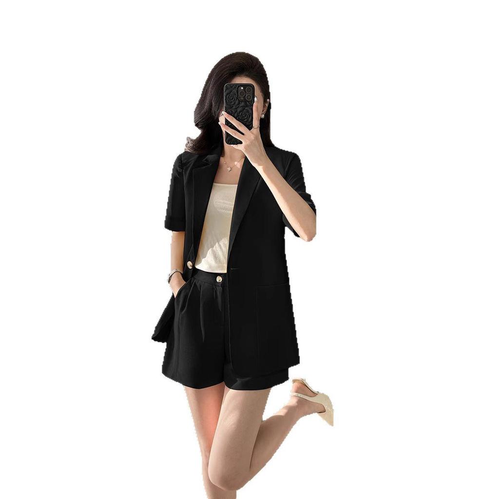 Schicker Göttinnen-Stil Damen Sommeranzug: Zweiteiliges Set aus Blazer mit kurzen Ärmeln und Shorts