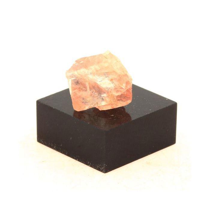 Pierres et Minéraux. Fluorite rose. 6.93 ct. Massif du Mont-Blanc, France.