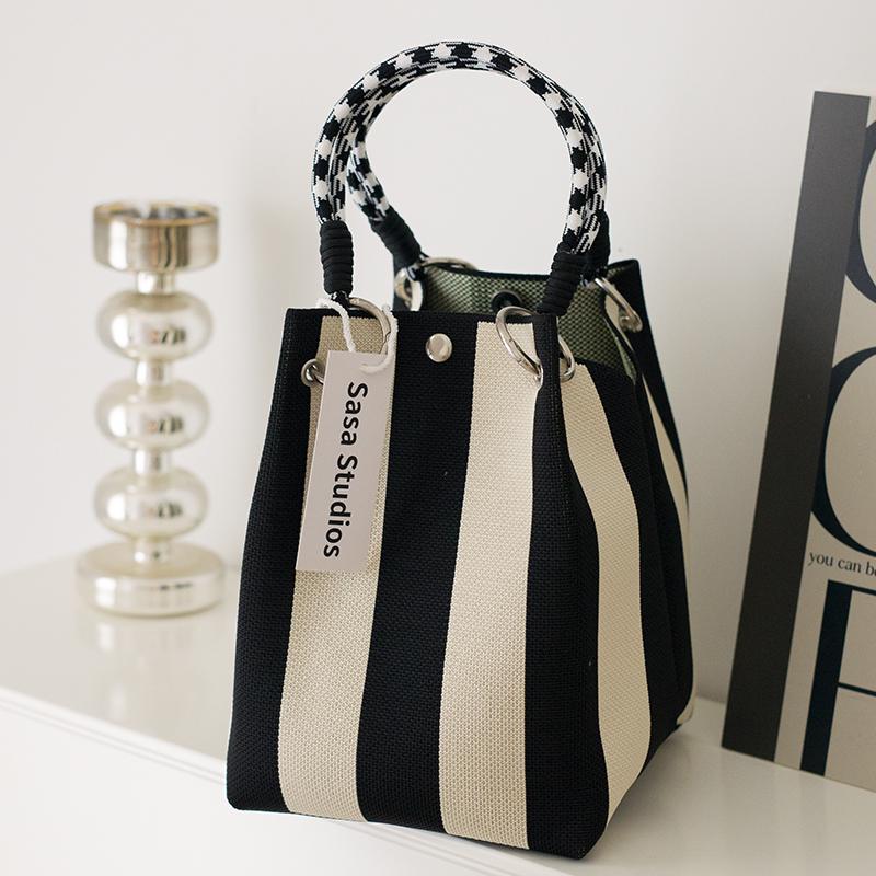 Stilvolle japanisch-koreanische Strickhandtasche: Große Tragetasche & Tragbare Pendel-Quadrat-Tasche