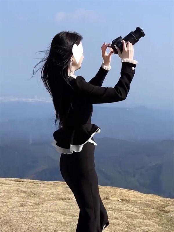 Schwarzes Damenoberteil mit Stehkragen, das den Bauch bedeckt - Mode Frühling/Herbst 2025