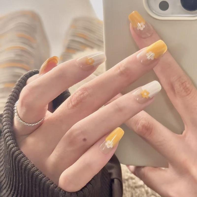 Honey Yellow Daisy Fresh Flowers: Natural Style Square Lace with Energetic Spring/Summer Vibe