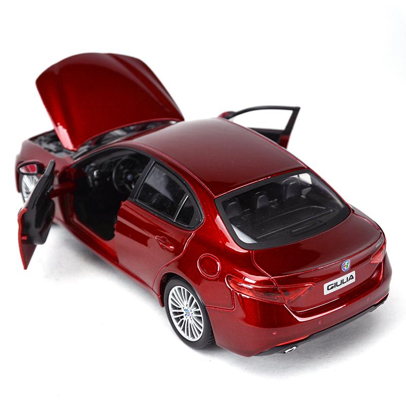 Bburago 1:24 Alfa Romeo Giulia Sports Car Static Die Cast Vehicles Collectible Model Car Toys Bvn123