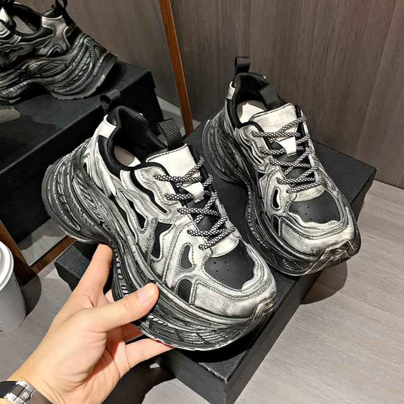 Super fire inner height increase women's shoes 2025 popular new 8cm not tired feet domestic autumn and winter fashion commuter platform shoes