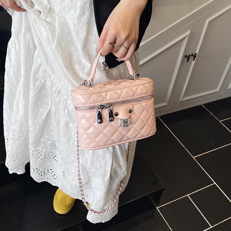 Rhombus Embroidery Thread Small Bag Women's 2025 New Spring and Summer Popular Popular Versatile Messenger Bag Fashionable Portable Bucket Bag