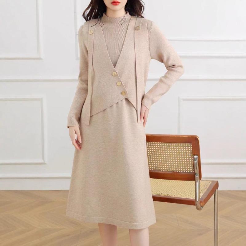 Metal buckle V-neck knitted stacked vest sweater skirt set women's autumn and winter new temperament elegant knitted sweater set