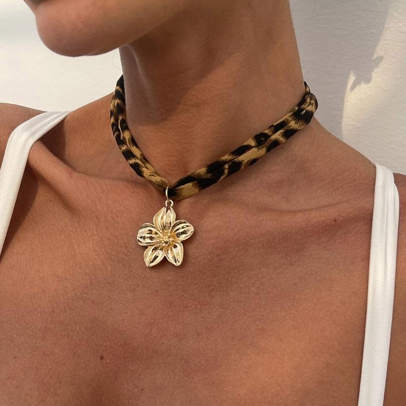 Adjustable Sea Star and Conch Pattern Cotton Cloth Necklace With Alloy Charm for Casual Outfits or Travel Accessories