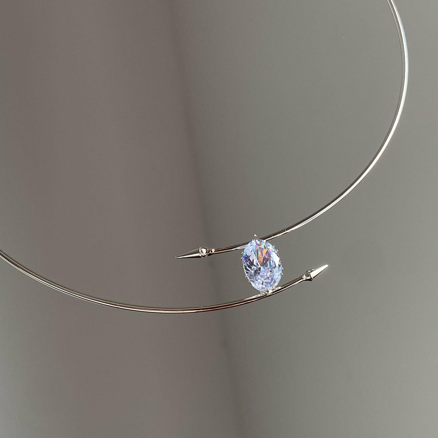 Strass Ovales Kreuz Choker-Halskette: Einfaches, modisches Design mit einzigartigem Temperament und Persönlichkeit.