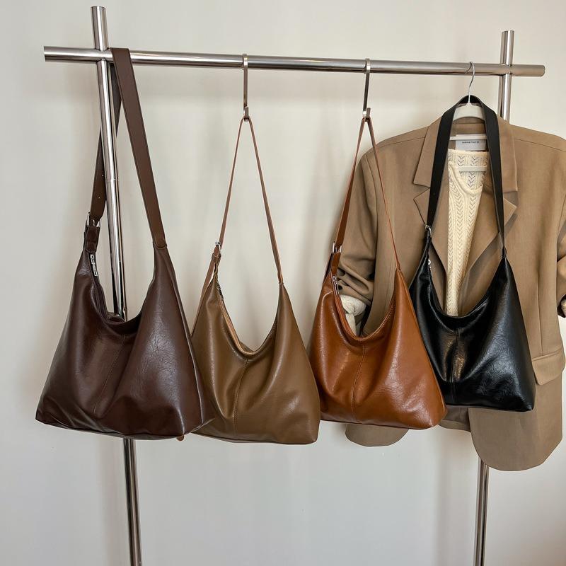 Large Capacity Retro Simple Tote Bag Women's Fashion New Soft Leather Shoulder Bag Solid Color Versatile Commuter Armpit Bag