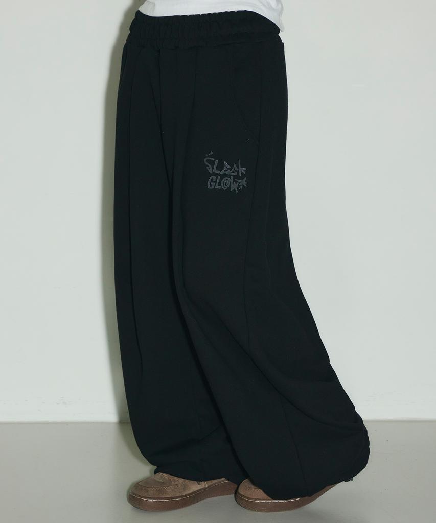 Seulliggeullou Logo Pintuck Wide Curved Sweatpants [Black]