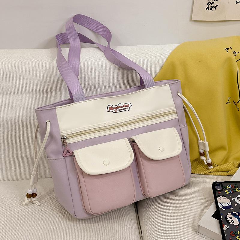 

Сумка для підручників Можна носити або Нести Сумка для підручників Сумка для підручників Учні початкової школи Носять сумки для книжок. Сумка через плече.