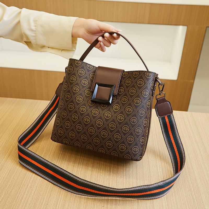 New simple and fashionable printed handbag popular commuter versatile women's bag large-capacity high-end bucket bag