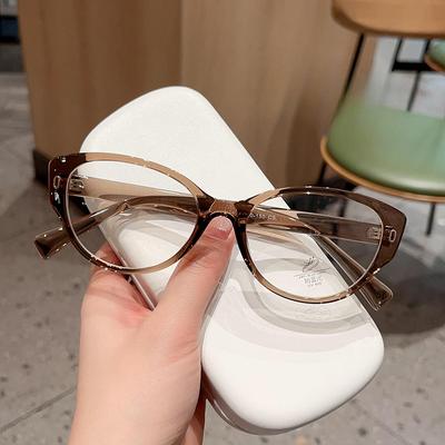 Modische Cat-Eye-Brillenfassung aus TR90 in Maillard-Farbe für Damen, die auch ohne Make-up getragen werden kann. Trendige Kurzsichtigkeitsbrille mit Blaulichtfilter.