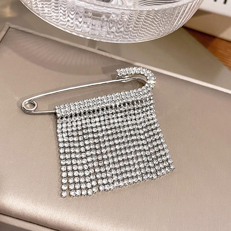 High-End Sense, Cold Wind Temperament, Fringed Chain Full Of Diamonds, Exaggerated Brooch, Fashionable Atmospheric Brooch.