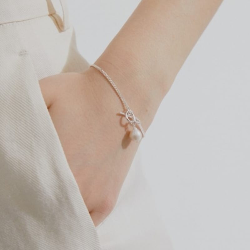 

LOVE ME MONSTER [Silver] Pearl & Toggle Bracelet SILVER