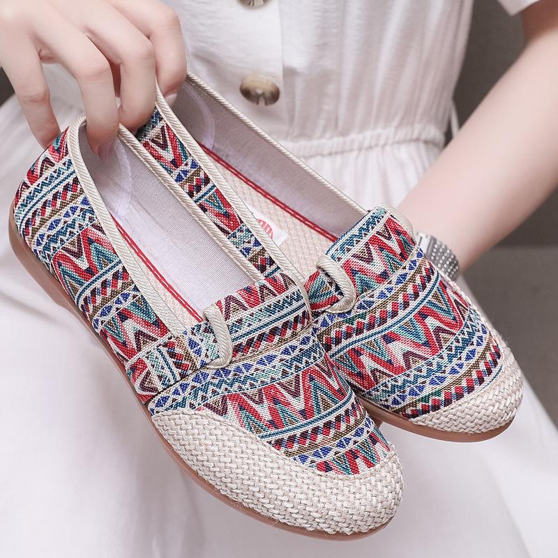 2025 Frühling und Sommer alte Peking Stoffschuhe Damen flache Absätze, ethnischer Stil, flacher Ausschnitt, Mittelalter und ältere Menschen mit einem Fuß, fauler Mot