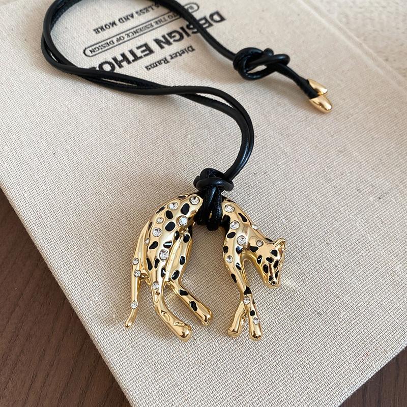 Maillard Dripping Oil Leopard Pendant Scarf Necklace for Women Retro Fabric Detachable Animal Clavicle Chain Design Jewelry Gift